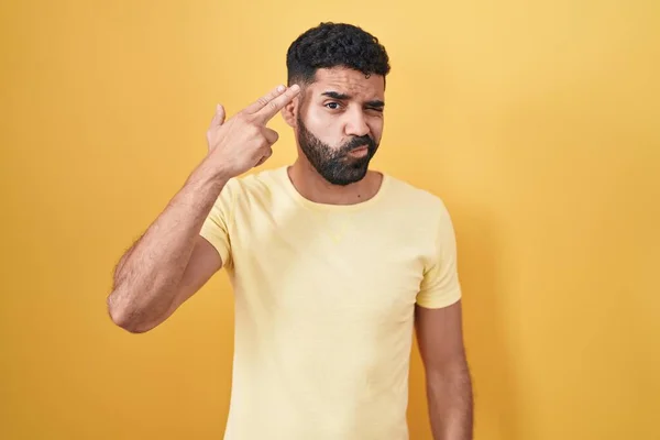 Homem Hispânico Com Barba Sobre Fundo Amarelo Atirando Matando Apontando — Fotografia de Stock