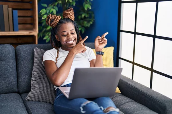 Afrikanerin Mit Geflochtenen Haaren Mit Laptop Hause Lächelnd Und Mit — Stockfoto