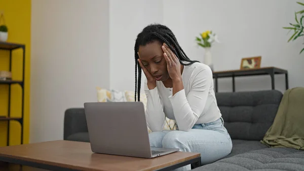 Afroamerikanerin Benutzt Laptop Mit Gestresster Miene Hause — Stockfoto