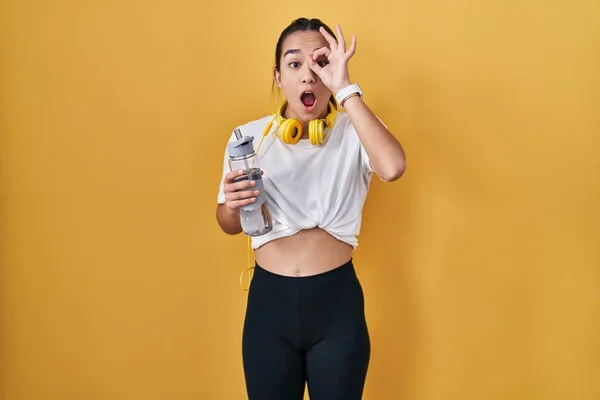 Ung Sydasiatisk Kvinna Bär Sportkläder Dricksvatten Gör Gest Chockad Med — Stockfoto
