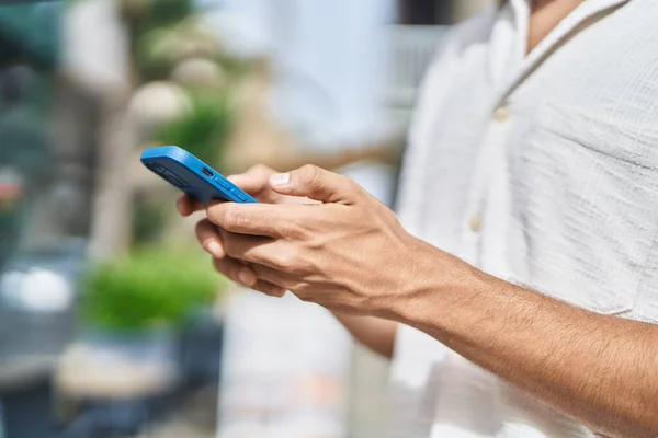 Junger Araber Nutzt Smartphone Auf Der Straße — Stockfoto