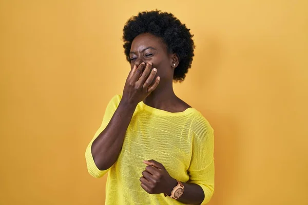 Afrikaanse Jonge Vrouw Die Gele Studio Staat Iets Stinkt Walgelijk — Stockfoto