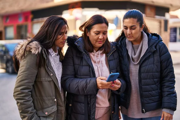 Três Mulheres Mãe Filhas Usando Smartphone Rua — Fotografia de Stock
