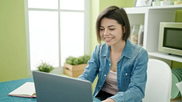 Jonge Kaukasische Vrouw Met Behulp Van Laptop Zitten Tafel Thuis — Stockfoto