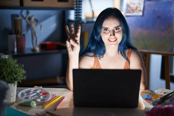 Young Modern Girl Blue Hair Sitting Art Studio Laptop Night — Stock Photo, Image