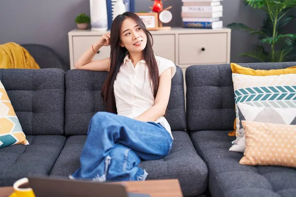 Young Chinese Woman Smiling Confident Sitting Sofa Home — Stockfoto