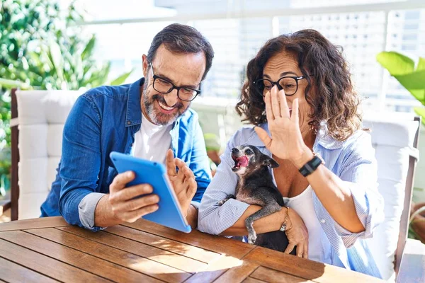 Casal Hispânico Meia Idade Usando Touchpad Sentado Mesa Com Cão — Fotografia de Stock