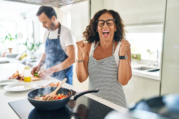 Pareja Mediana Edad Cocinando Comida Mediterránea Casa Gritando Orgullosos Celebrando —  Fotos de Stock