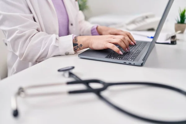 Jovem Mulher Branca Médico Usando Laptop Sentado Mesa Clínica — Fotografia de Stock