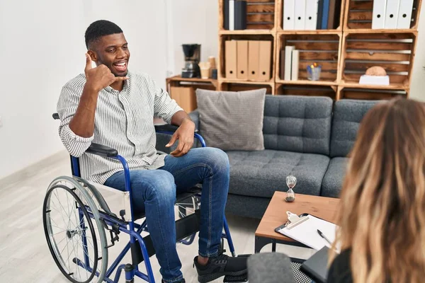 Afrika Kökenli Amerikalı Bir Adam Tekerlekli Sandalyede Oturmuş Gülümsüyor Telefonla — Stok fotoğraf