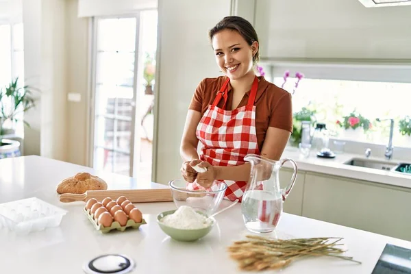 Young Beautiful Hispanic Woman Smiling Confident Mixing Bread Dough Bowl — Stock Photo, Image