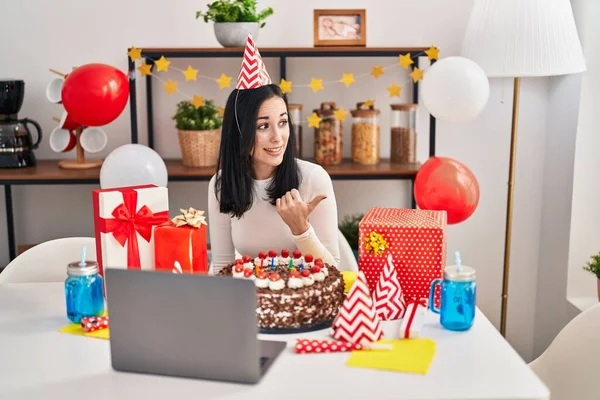 Spanierin Feiert Geburtstag Mit Großem Schokoladenkuchen Und Macht Videoanruf Der — Stockfoto