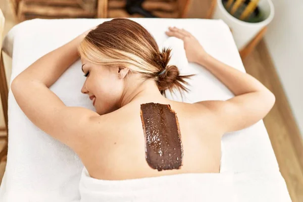 Jovem Mulher Caucasiana Deitada Mesa Tendo Tratamento Chocolate Volta Salão — Fotografia de Stock