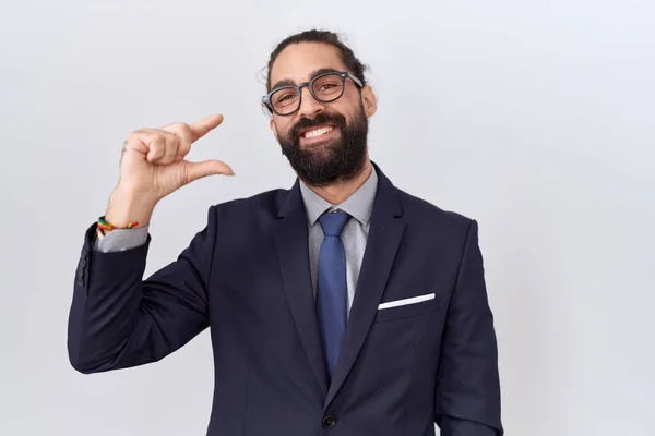 Hispanischer Mann Mit Bart Anzug Und Krawatte Lächelnd Und Selbstbewusst — Stockfoto