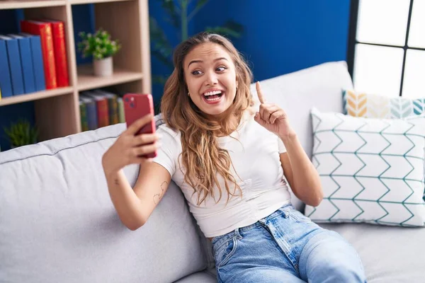 Joven Mujer Hispana Haciendo Videollamada Con Smartphone Sonriendo Con Una —  Fotos de Stock