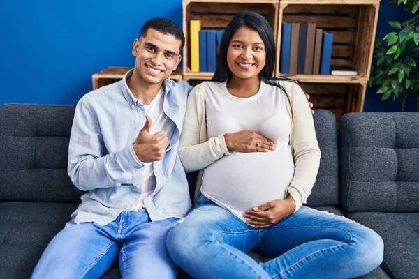Jong Latijns Amerikaans Echtpaar Verwacht Een Baby Zitten Bank Thuis — Stockfoto