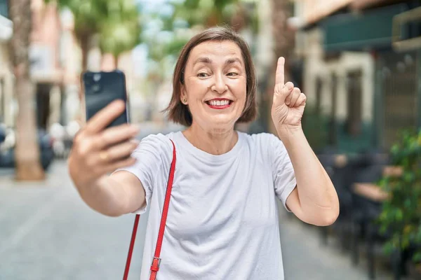 Medelålders Latinamerikansk Kvinna Gör Videosamtal Med Smartphone Leende Med Idé — Stockfoto