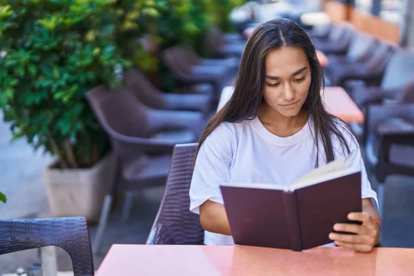 Jovem Bela Mulher Hispânica Ler Livro Sentado Mesa Terraço Cafetaria — Fotografia de Stock