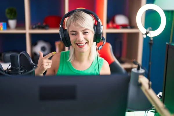 Fiatal Kaukázusi Videojátékozik Fejhallgatót Visel Mosolyogva Boldog Rámutatva Kezét Ujját — Stock Fotó