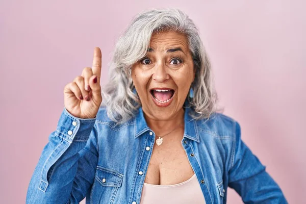 Pembe Arka Planda Duran Gri Saçlı Orta Yaşlı Kadın Başarılı — Stok fotoğraf
