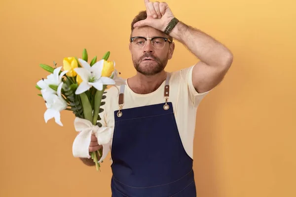 Мужчина Средних Лет Бородой Цветочный Магазин Держит Цветы Высмеивая Людей — стоковое фото