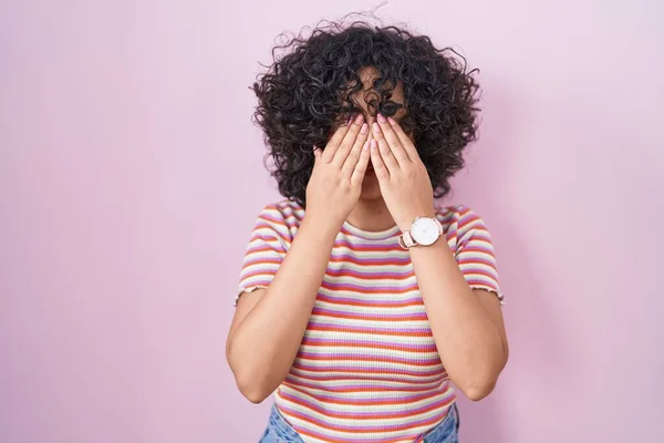 年轻的中东女人站在粉红的背景上揉揉眼睛以消除疲劳和头痛 困倦和疲倦的表情 视力问题 — 图库照片