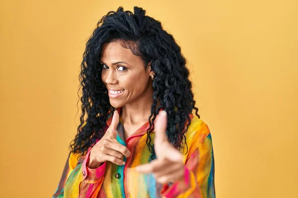 Middle Age Hispanic Woman Standing Yellow Background Pointing Fingers Camera — Stockfoto