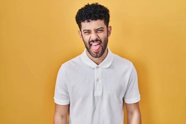 Arabisk Man Står Över Gul Bakgrund Sticker Tungan Glad Med — Stockfoto