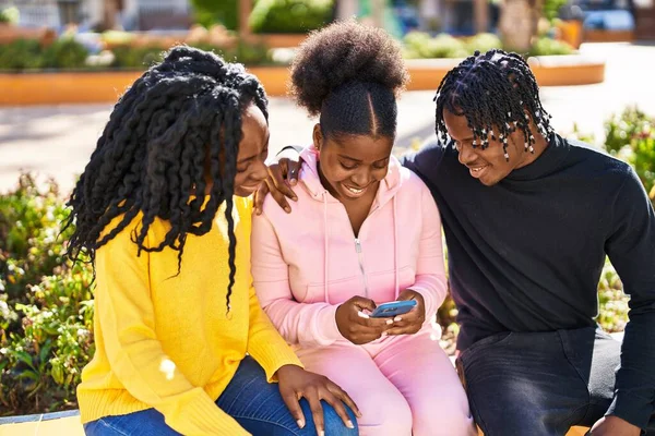 Amigos Afroamericanos Usando Teléfono Inteligente Sentado Banco Parque — Foto de Stock