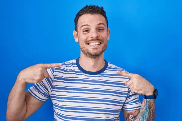 Young Hispanic Man Standing Blue Background Looking Confident Smile Face — Stok fotoğraf