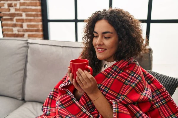 Young Beautiful Hispanic Woman Drinking Coffee Covering Blanket Home — Stockfoto