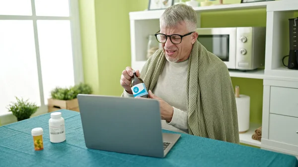 Orta Yaşlı Gri Saçlı Dizüstü Bilgisayar Kullanan Bir Adam Evde — Stok fotoğraf