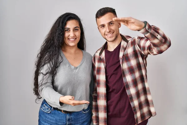 Young Hispanic Couple Standing White Background Gesturing Hands Showing Big — Stock Photo, Image