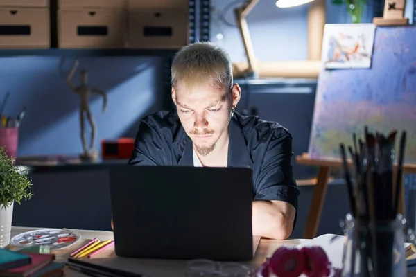 Junge Kaukasische Mann Mit Laptop Der Nacht Kunststudio Skeptisch Und — Stockfoto