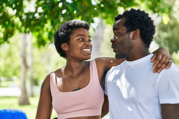 アフリカ系アメリカ人の男性と女性のカップルは自信を持って抱き合って公園で — ストック写真