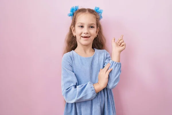 Kleines Mädchen Auf Rosa Hintergrund Lächelnd Glücklich Mit Hand Und — Stockfoto