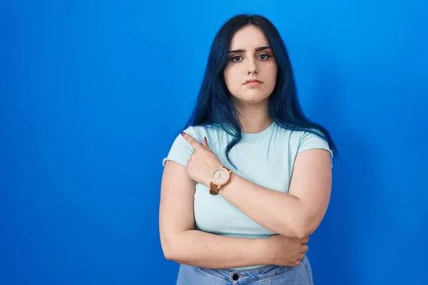 Mavi Arka Planda Duran Mavi Saçlı Genç Modern Bir Kız — Stok fotoğraf