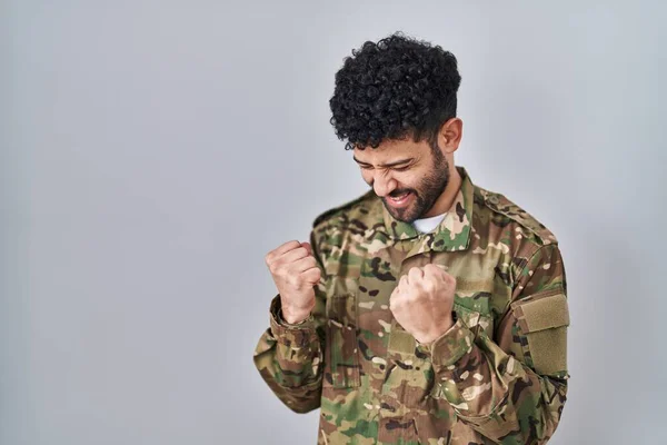 Arabský Muž Maskáčové Armádní Uniformě Velmi Šťastný Vzrušený Dělá Vítězný — Stock fotografie