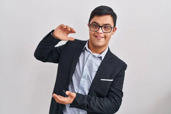 Joven Hombre Hispano Con Síndrome Que Lleva Gesto Estilo Empresarial — Foto de Stock