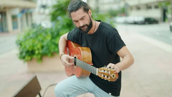 Ung Latinamerikansk Man Musiker Spelar Klassisk Gitarr Parken — Stockfoto