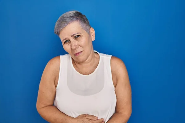 Mujer Caucásica Mediana Edad Pie Sobre Fondo Azul Con Mano —  Fotos de Stock