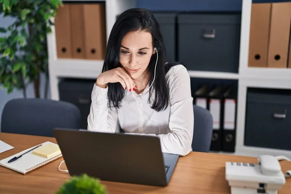Ofiste Çalışan Laptop Kulaklık Kullanan Beyaz Kadın Bir Adamı — Stok fotoğraf