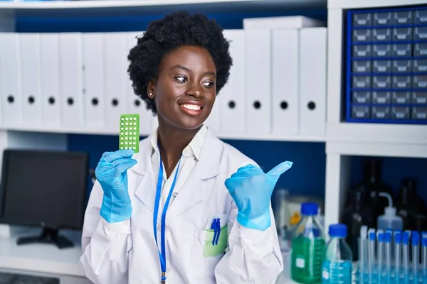 Africká Mladá Žena Pracující Laboratoři Vědců Držící Antikoncepci Pilulky Ukazující — Stock fotografie