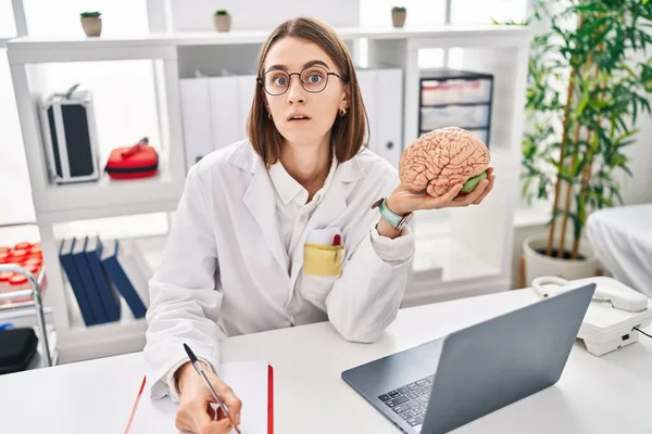 Joven Mujer Médica Caucásica Sosteniendo Cerebro Como Concepto Salud Mental — Foto de Stock