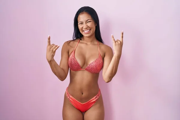Hispanische Frau Bikini Schreit Mit Verrücktem Gesichtsausdruck Und Macht Rocksymbol — Stockfoto