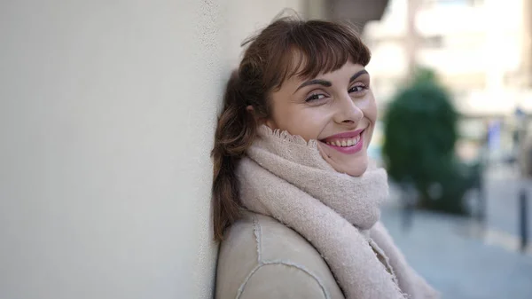 Beyaz Bir Kadın Caddede Kameraya Bakarak Gülümsüyor — Stok fotoğraf