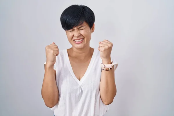 Jonge Aziatische Vrouw Met Kort Haar Staan Geïsoleerde Achtergrond Opgewonden — Stockfoto