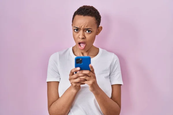 Beautiful African American Woman Using Smartphone Shock Face Looking Skeptical — Stock Photo, Image