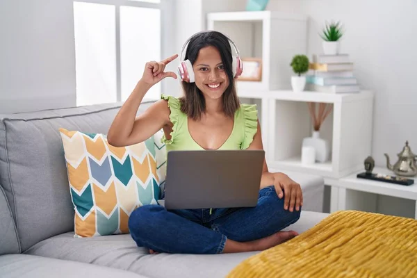 Latin Kökenli Genç Bir Kadın Evinde Dizüstü Bilgisayar Kullanıyor Gülümsüyor — Stok fotoğraf