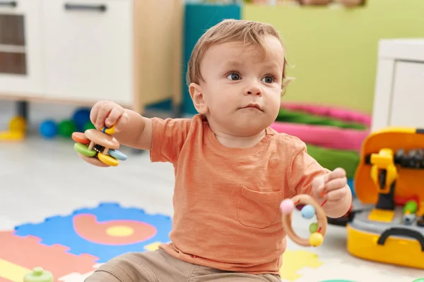 Anaokulunda Yerde Oturmuş Oyuncaklarla Oynayan Sevimli Sarışın Çocuk — Stok fotoğraf